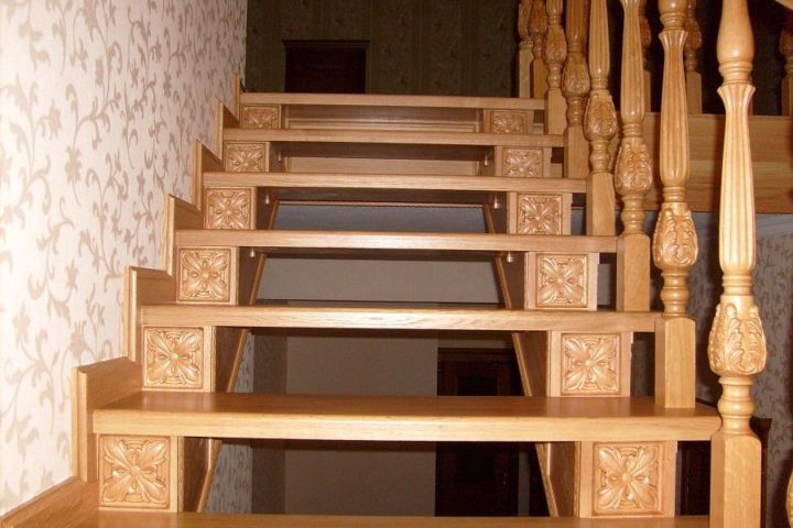  крепить балясины к ступеням и перилам на деревянной лестнице